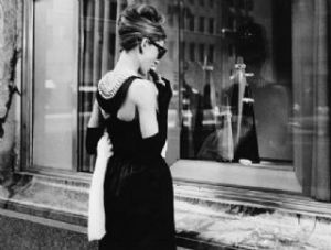 Holly (Audrey Hepburn) davanti alla vetrina della famosa gioielleria